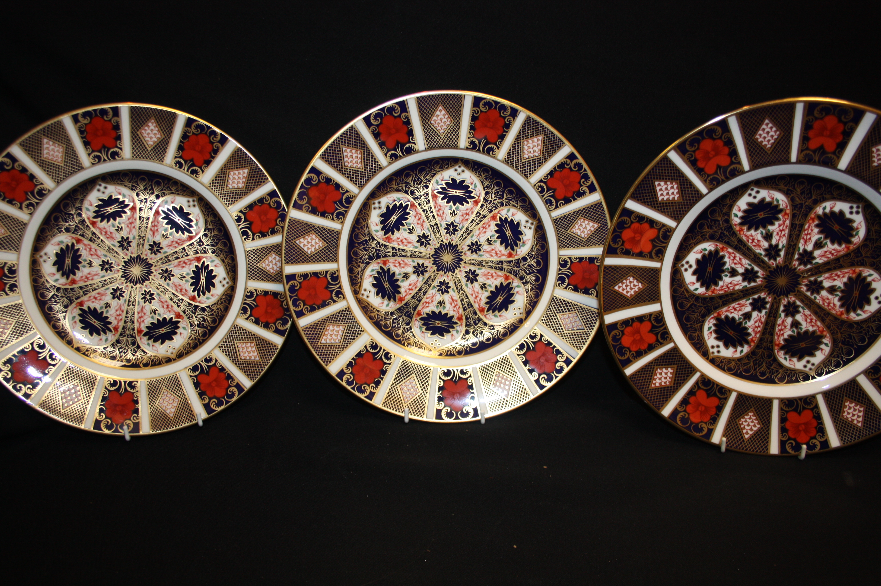 A Royal Crown Derby 1128 pattern dinner plate; others (3)