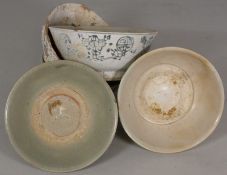 Tek Sing Cargo - five Chinese porcelain bowls including a heavily encrusted example each of circular