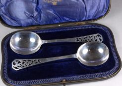A cased pair of silver serving spoons by Read & Sons, London 1913, 4.37oz.