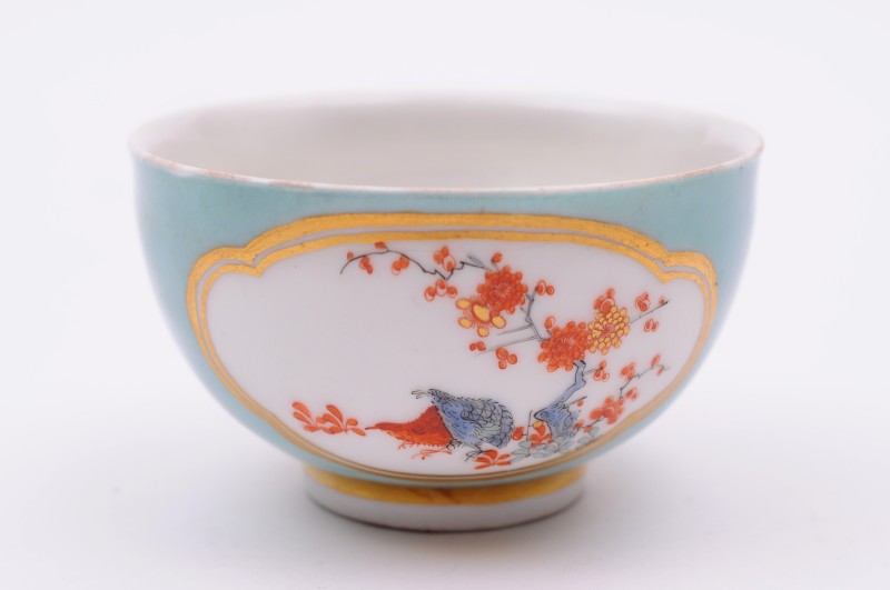 A Meissen teabowl painted in the Kakiemon style with the ‘Two Quails’ pattern and floral sprays