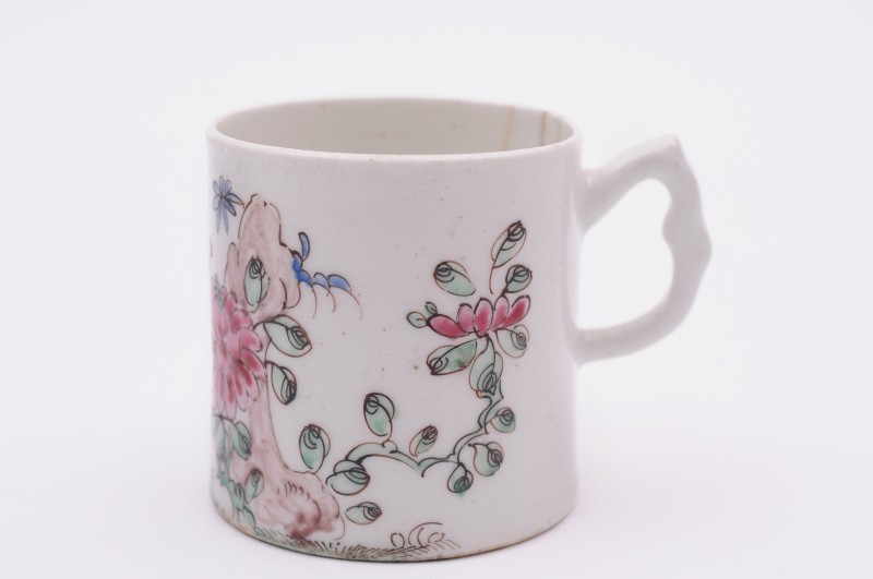 A Bow coffee can with shaped handle, painted in famille rose style with oriental flowers, foliage