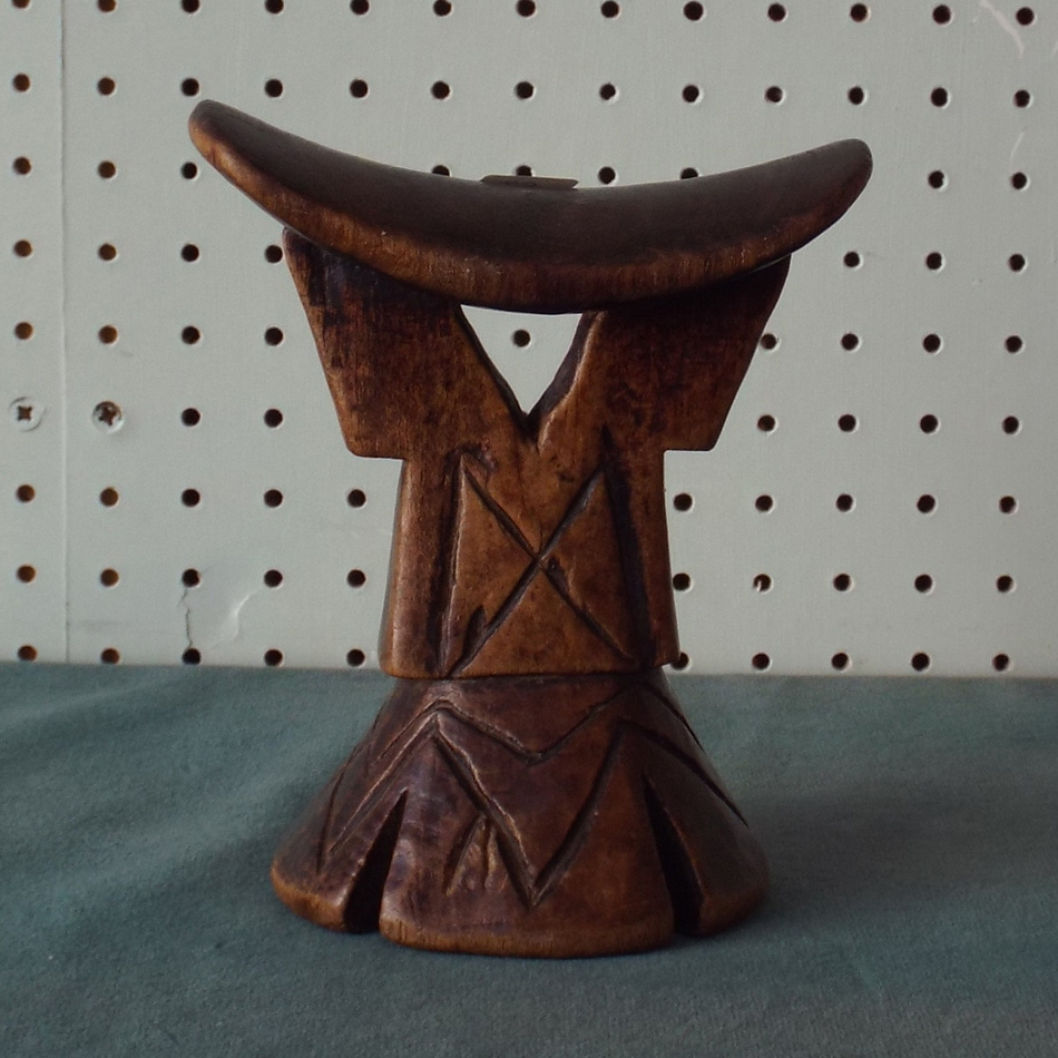 19TH CENTURY AFRICAN TRIBAL HEADREST.