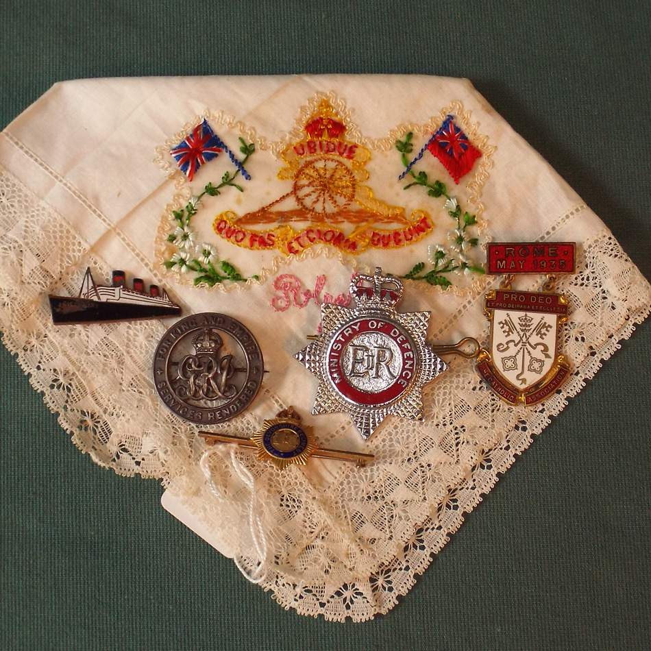 SMALL COLLECTION OF MILITARY BADGES INCLUDING 9CT GOLD SWEETHEART BROOCH FROM THE DEVONSHIRE