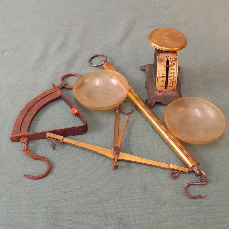 SMALL COLLECTION OF VICTORIAN SCALES AND BALANCES.