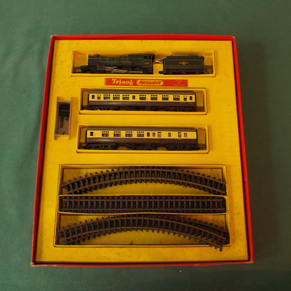 TRIANG RAILWAY SET AND ACCESSORIES, TT GAUGE.