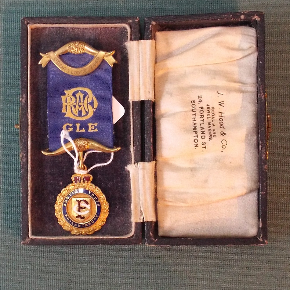 9ct GOLD MASONIC JEWEL.