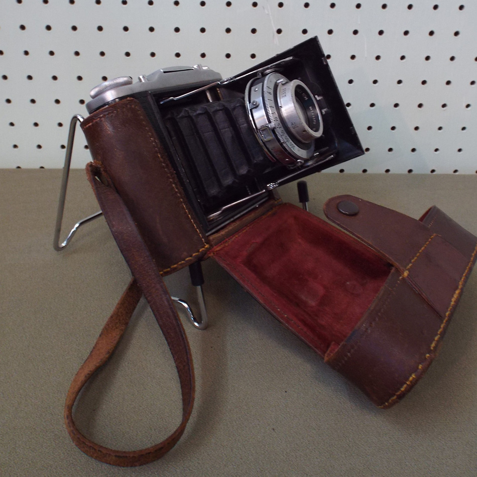 VINTAGE ENSIGN CAMERA WITH LEATHER CARRY CASE.