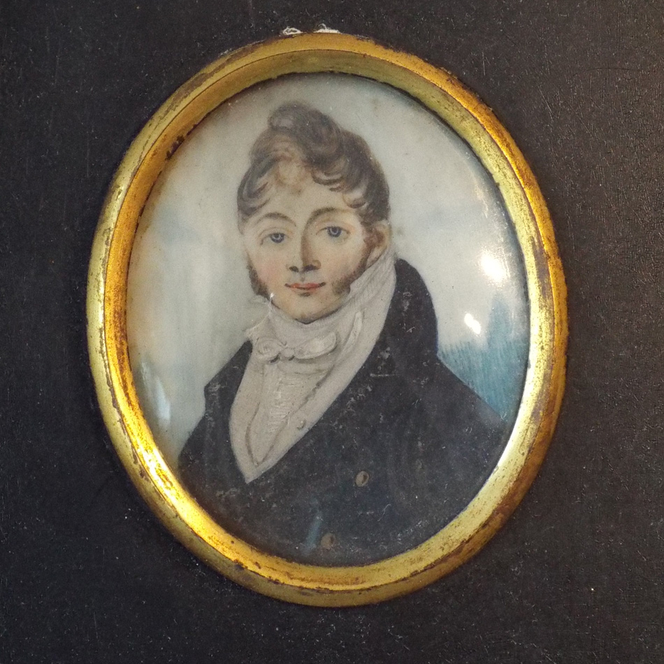 EARLY 19TH CENTURY PORTRAIT MINIATURE ON IVORY OF A REGENCY GENTLEMAN IN SMALL BLACK FRAME WITHIN