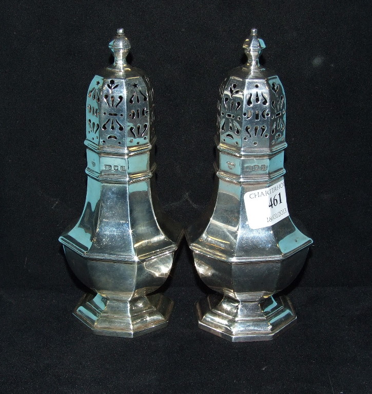 A matched pair of silver sugar castors, London 1931/1937, approx. 12.090 ozt, 17 cm high (2)