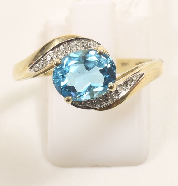 -Click here to bid -   9ct Aquamarine Diamond ring. Size T-U (est. £60-£80)