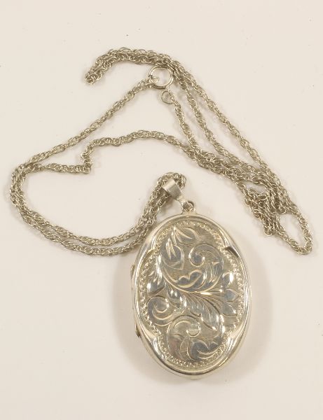-Click here to bid -   Vintage oval Silver (1973) locket & chain. Locket length is 45mm with chain