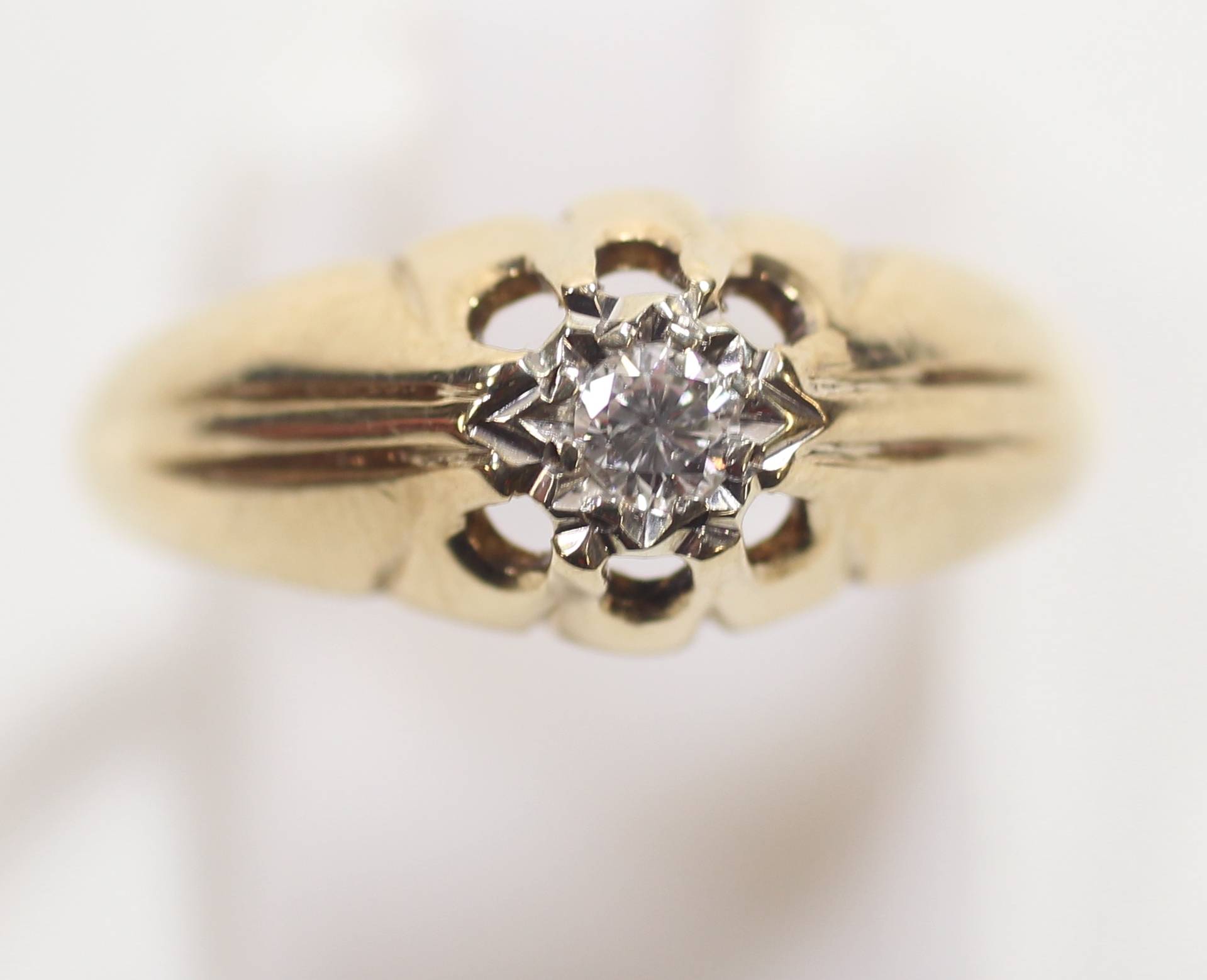-Click here to bid -   9ct old Vintage 0.10ct set Diamond Solitaire Ring (Size P) (est. £100-£150)
