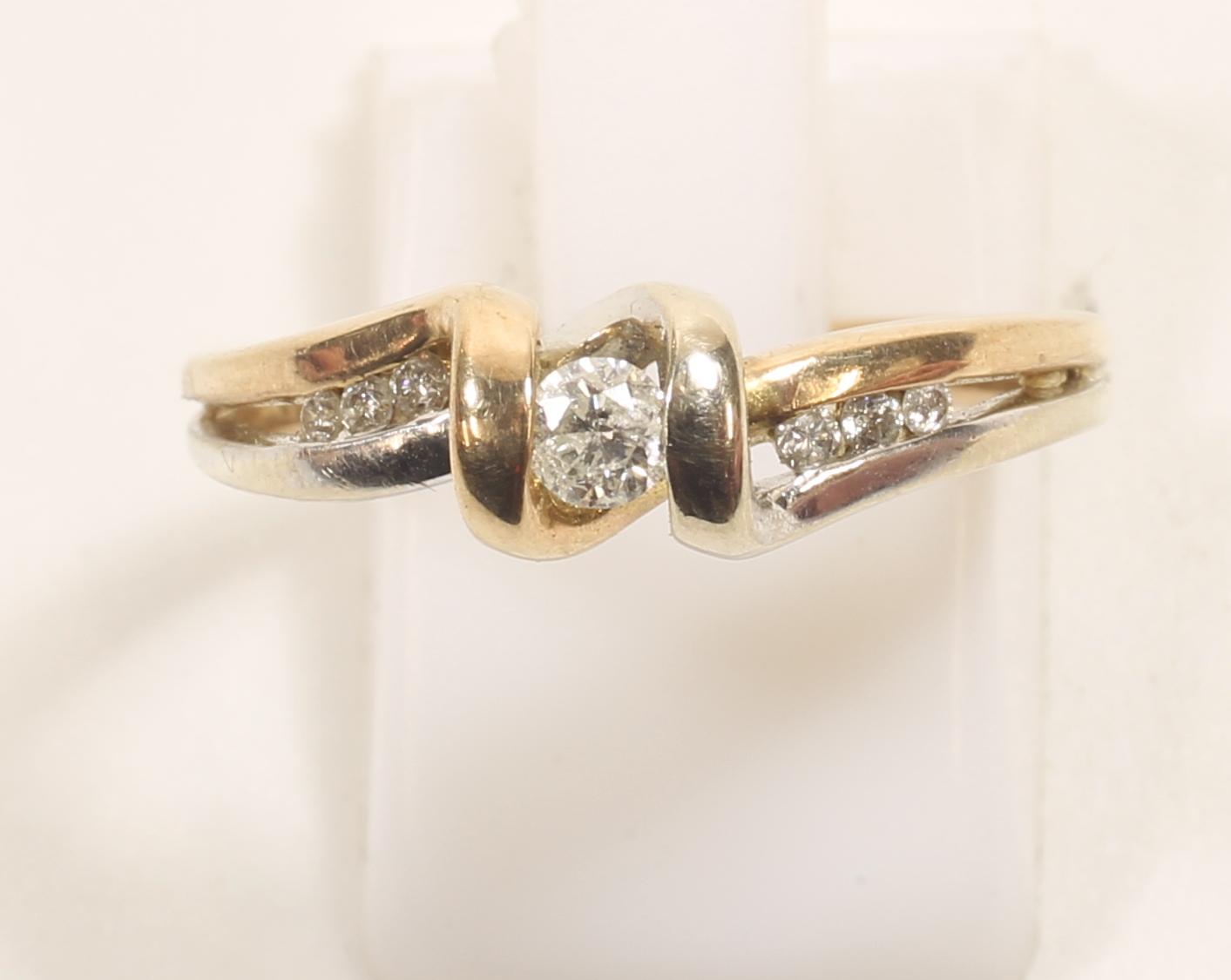 -Click here to bid -   9ct White and Yellow Gold Diamond ring. Size O (est. £65-£85)