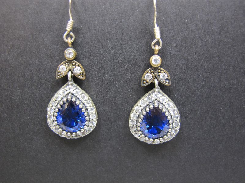 PR BLUE/WHITE GEM SET DROP EARRINGS APPROX 3CM DROPBidding is taking place on our sister site