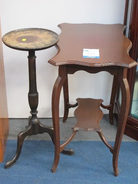 MAHOGANY OCCASIONAL TABLE WITH WAVY EDGE AND UNDERTIER C/W TURNED MAHOGANY PEDESTAL PLANT STAND ON