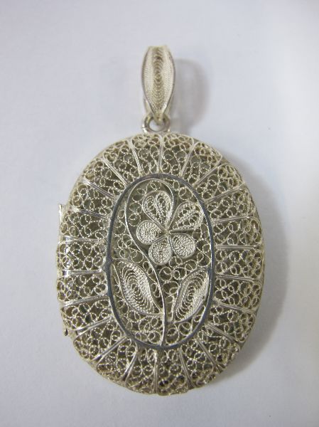 SILVER FILIGREE 19TH CENTURY OVAL LOCKET APPROX 4 X 3CMBidding is taking place on our sister site