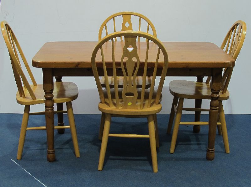 STAINED PINE KITCHEN TABLE ON TURNED LEGS; 1360 X 780MM C/W 4 X STICK BACK DINING CHAIRS Bidding
