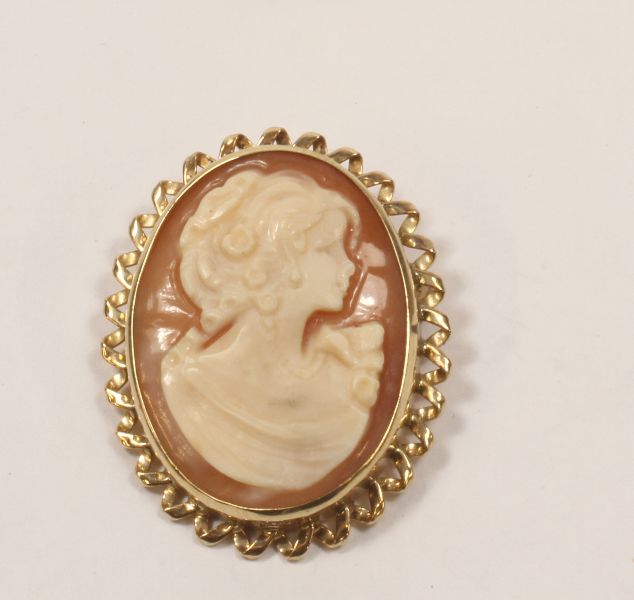 9CT GOLD SHELL CAMEO BROOCH APPROX 3.5 X 3CM Bidding is taking place on our sister site bidspotter.