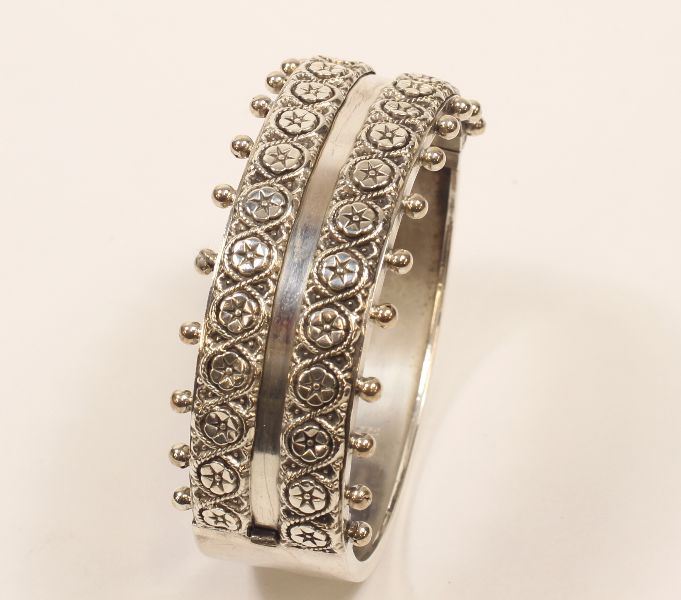 VICTORIAN SILVER (1885) EMBOSSED AND PIP DESIGN BANGLE/BRACELET (WIDTH 1.9CM)Bidding is taking place