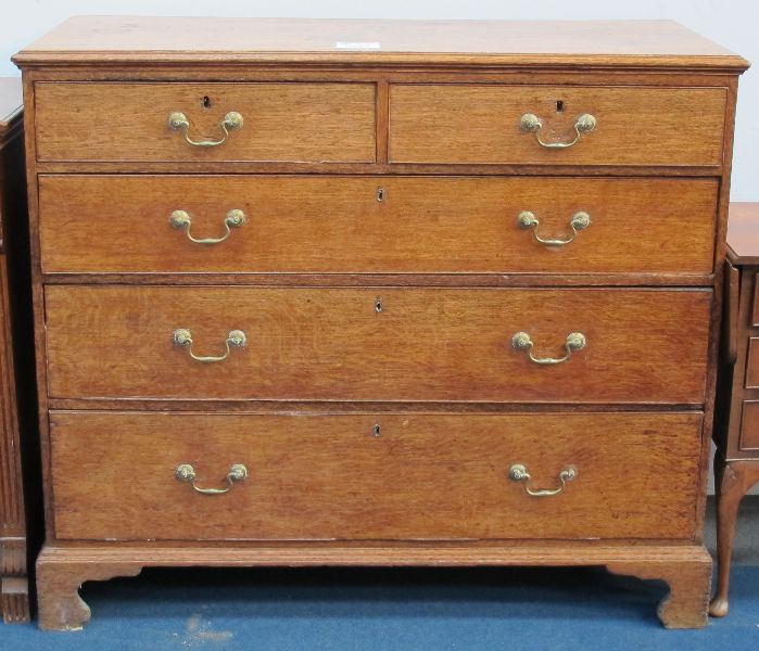 GEORGIAN OAK CHEST OF DRAWERS WITH TWO SHORT OVER THREE LONG DRAWERS EACH WITH BRASS HANDLES