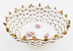 Osier-pattern dish, decorated with sprays of naturalistic flowers, 16 cm diameter