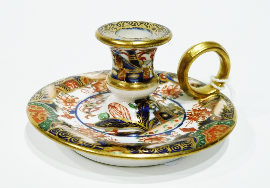 Early 19th century Spode chamberstick, with circular base and urn-shaped sconce, decorated with