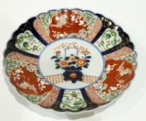 Japanese Imari charger, circular and scalloped with typical decoration, 31cm diameter