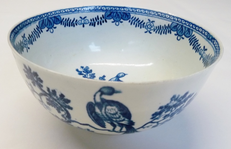 Late eighteenth-century Worcester porcelain blue and white bowl, decorated with 'Birds in