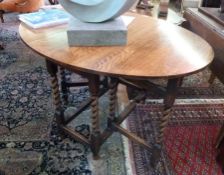 Twentieth century oak gateleg table, on spiral twist supports united by stretchers, on bun feet