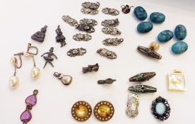 Small quantity of earrings, trinket and costume jewellery
