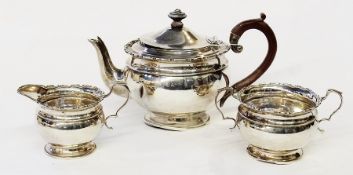 George V silver three-piece tea service, each circular with everted shaped rim, on circular foot,