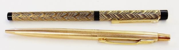 Sheaffer USA no. 585 fountain pen, with 14K nib, and a Parker USA gold-coloured biro (2)