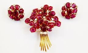 Suite of cabochon ruby, diamond and yellow metal jewellery, viz:- floral spray brooch, set with