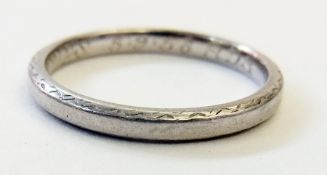 Platinum wedding ring, 3.2g approx.