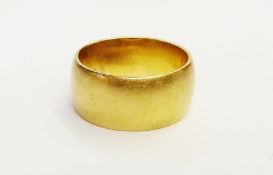 18ct gold wedding ring, 9.5g approx.