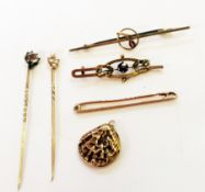 Two 9ct gold bar brooches, two stickpins, shell-shaped pendant and a bar brooch set amethyst (af)