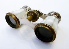 Silver-coloured metal and mother-of-pearl opera glasses, in green and metal clip purse