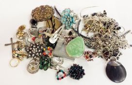 Quantity of costume jewellery to include: assorted pendants, brooches, rings, chain necklaces and