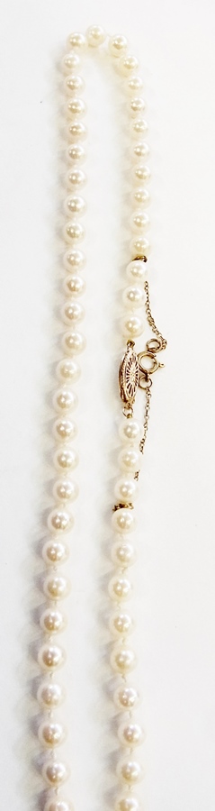 String of cultured pearls, on 9ct pierced clasp