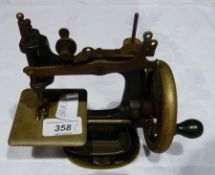 Singer miniature sewing machine, 18cm high