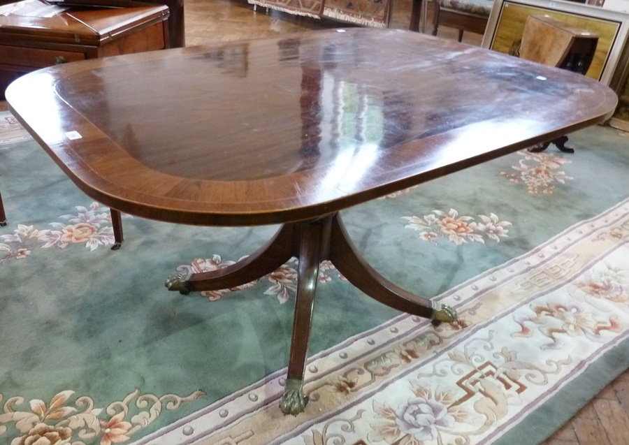 Regency mahogany cross banded breakfast table, with wide kingwood banding, satinwood stringing, on