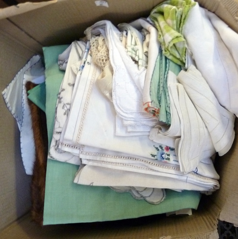 Large quantity of assorted table linen and other items (1 box)