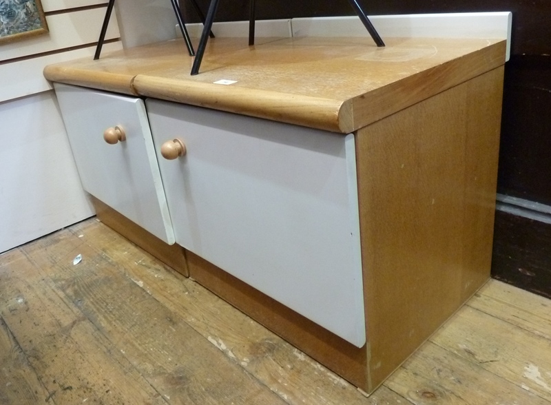 Mid-twentieth century bedside tables with white doors and turned wood handles, 51cm wide