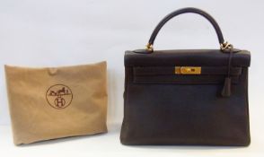 Hermes Kelly bag, brown grained leather, gilt metal fastening, gilt padlock, detachable shoulder