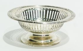 Edwardian silver bon bon dish, with reeded border, open fretwork design, raised on a circular