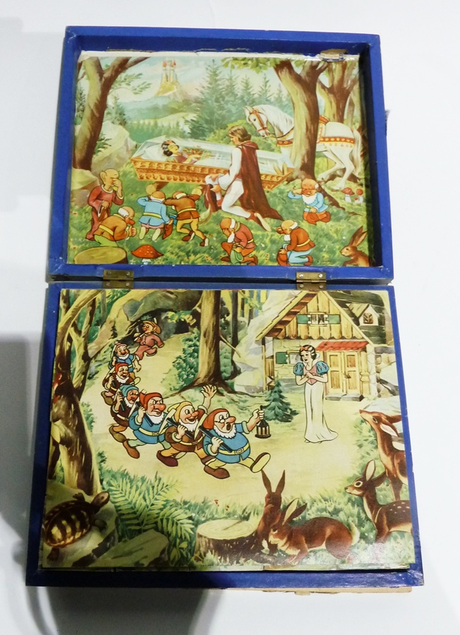 Box set of "Snow White" blocks with folder posters