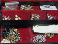 Quantity vintage brooches, earrings and other costume jewellery