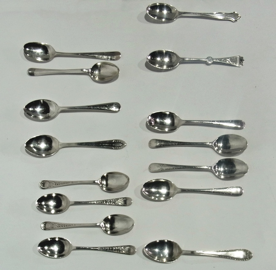 A quantity of silver coffee spoons, various (15)