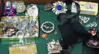 Quantity costume jewellery including:- brooches and other items, in mahogany box with removable tray