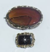 Agate and gold-coloured metal brooch, oval, having striped orange agate with engraved scalloped